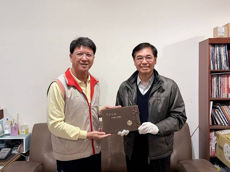 施水環孫姪陳建良(左)與國家人權博物館館長洪世芳(右)合影。&nbsp;&nbsp;&nbsp;圖：國家人權博物館提供