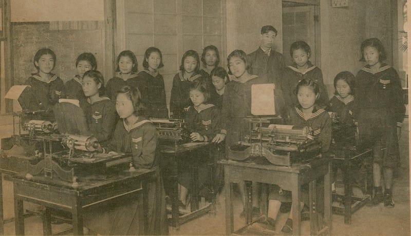 紀念冊中施水環(照片中低頭打字者)於打字機社與社團成員合影。&nbsp;&nbsp;&nbsp;圖：國家人權博物館提供