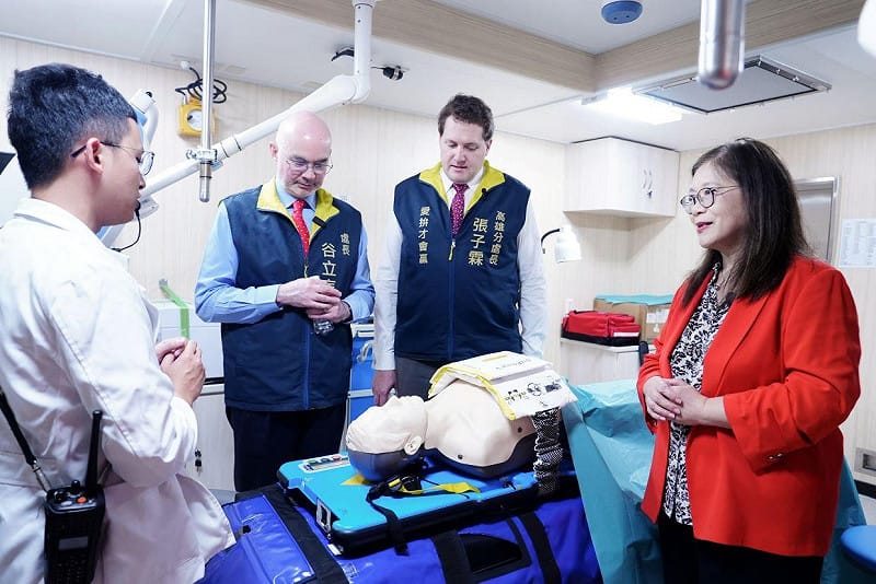 管碧玲(右一)邀谷立言(左二)、張子霖(右二)參觀雲林艦救援醫療等相關設備。&nbsp;&nbsp;&nbsp;圖：海洋委員會/提供