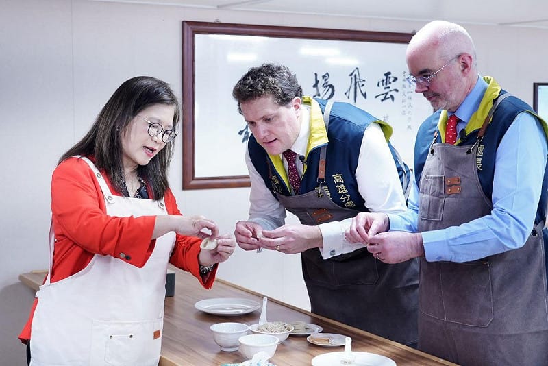 管碧玲(左)向谷立言(右)、張子霖(中)示範如何包出飽滿的水餃。&nbsp;&nbsp;&nbsp;圖：海洋委員會/提供