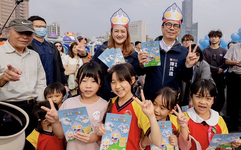 陳其邁(第二排右一)、高閔琳(第二排右二)與小朋友同樂。&nbsp;&nbsp;&nbsp;圖：高雄市觀光局/提供