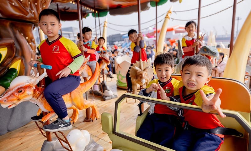 小朋友搶先體驗全新設計、首度亮相的遊具設施。&nbsp;&nbsp;&nbsp;圖：高雄市觀光局/提供