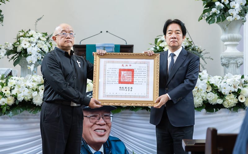  賴清德頒贈褒揚令予台灣戒嚴時期政治受難者關懷協會前會長劉金獅，劉子劉建宏代表接受。 圖：總統府提供 