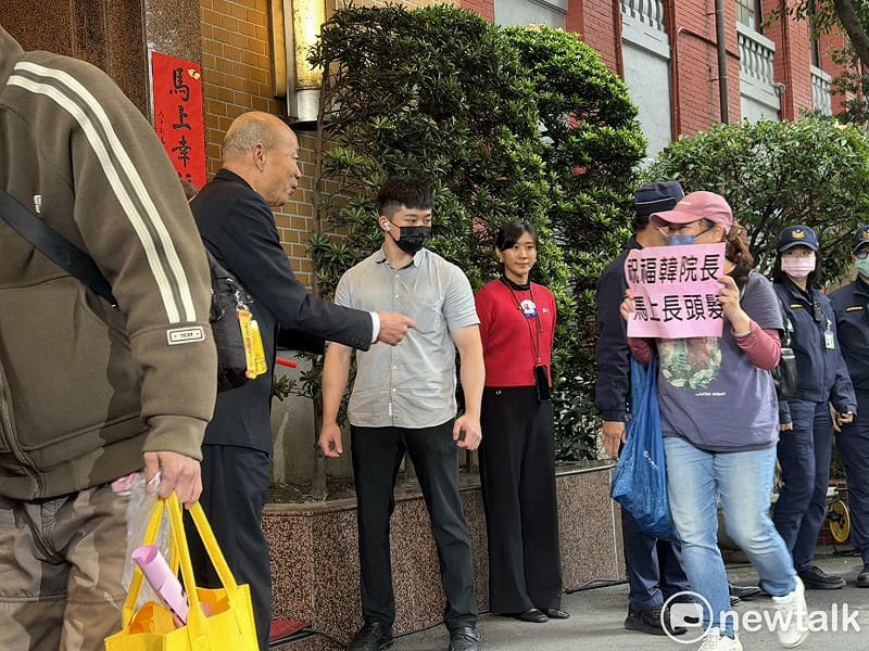 韓粉舉「祝福韓院長馬上長頭髮」標語,韓國瑜笑說,跟佳芬姐生娃一樣難。 圖:高逸帆/攝 韓粉舉「祝福韓院長馬上長頭髮」標語,韓國瑜笑說,跟佳芬姐生娃一樣難。 圖:高逸帆/攝