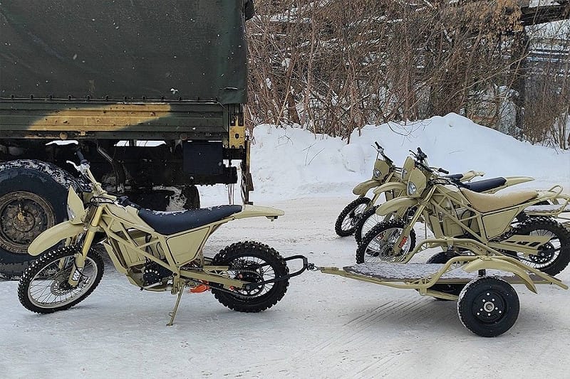 Izh-Enduro 電動機車與 Izh-ScootWay 電動滑板車，統一配備可通用的拖車系統，每輛拖車最大載重可達 200 公斤。&nbsp;&nbsp;&nbsp;圖：翻攝Kalashnikov Concern官網