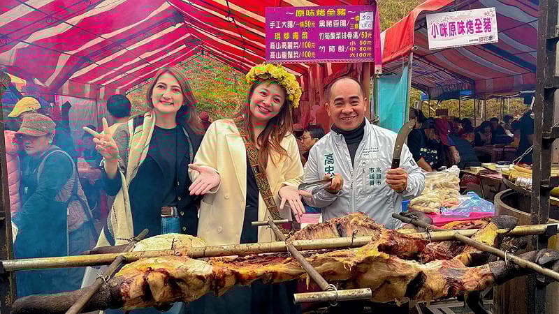 阿布斯(右二)、高忠德(右一)表示，透過櫻花季活動，讓更多人認識部落文化與生活樣貌。&nbsp;&nbsp;&nbsp;圖：高雄市桃源區公所/提供