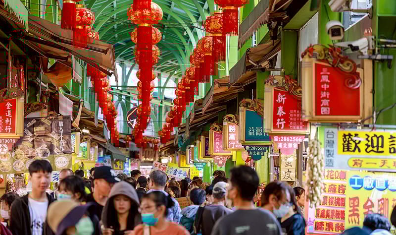 三鳳中街致力於提供最高品質的南北貨。採買年貨的民眾萬頭鑽動。&nbsp;&nbsp;&nbsp;圖：高雄市政府/提供