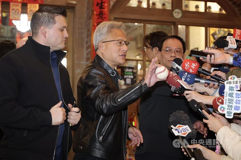 輝達（NVIDIA）執行長黃仁勳（中）31日晚間在台北磚窯古早味懷舊餐廳宴請供應鏈夥伴高層，抵達時簡單接受現場守候媒體訪問。中央社記者翁睿坤攝　115年1月31日&nbsp;&nbsp;&nbsp;