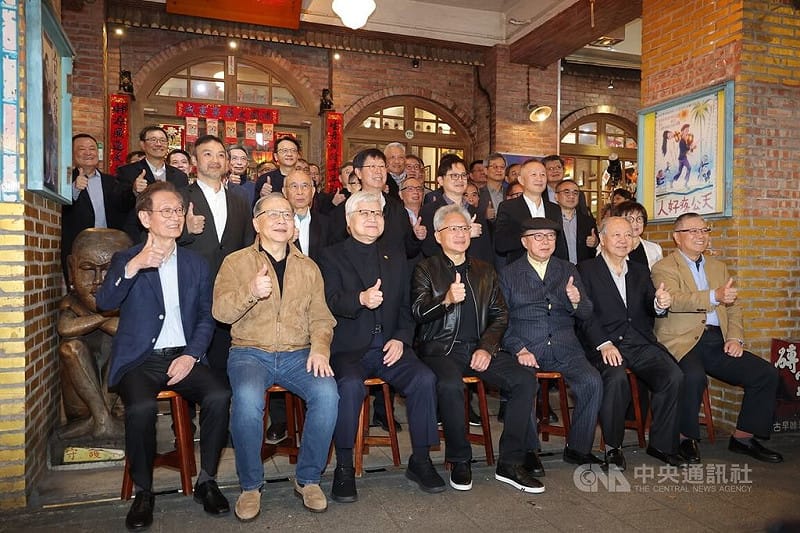 輝達執行長黃仁勳（前中）31日在台北宴請供應鏈夥伴高層，被外界形容為「兆元宴」。用餐前，黃仁勳邀請華碩董事長施崇棠（前左起）、聯發科執行長蔡力行、台積電董事長魏哲家、緯創董事長林憲銘（前右起）、廣達副董事長梁次震、廣達董事長林百里，以及英業達董事長葉力誠（2排左起）、矽品董事長蔡祺文、鴻海董事長劉揚偉、和碩董事長童子賢、緯創總經理林建勳等人一同比讚合影。中央社記者翁睿坤攝　115年1月31日&nbsp;&nbsp;&nbsp;