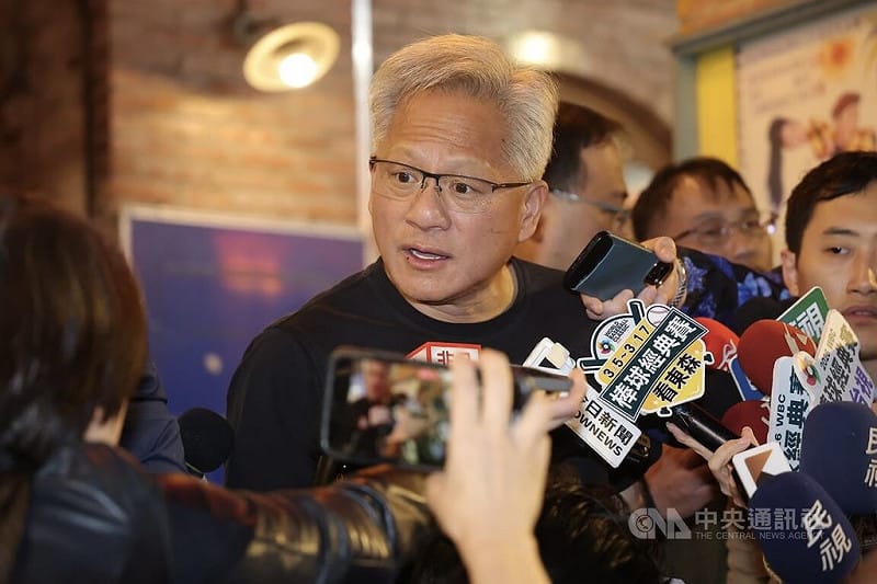 有外媒報導，由於輝達（NVIDIA）執行長黃仁勳（中）對OpenAI不滿意，導致輝達投資OpenAI計畫停滯。黃仁勳31日晚間結束「兆元宴」後受訪，駁斥這項報導是「無稽之談」，強調輝達會對OpenAI進行鉅額投資。&nbsp;&nbsp;&nbsp;圖:中央社提供