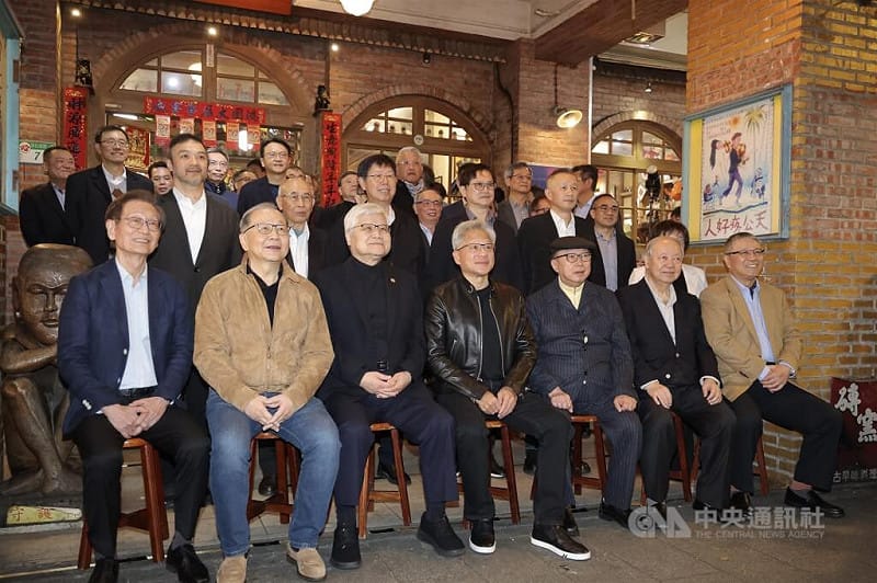 輝達（NVIDIA）執行長黃仁勳（中）31日晚間宴請台灣供應鏈夥伴，會前並與華碩董事長施崇棠（前左起）、聯發科執行長蔡力行、台積電董事長魏哲家、緯創董事長林憲銘（前右起）、廣達副董事長梁次震、廣達董事長林百里、英業達董事長葉力誠（2排左起）、矽品董事長蔡祺文、鴻海董事長劉揚偉、和碩董事長童子賢、緯創總經理林建勳等人在餐廳外合影留念。&nbsp;&nbsp;&nbsp;圖:中央社提供