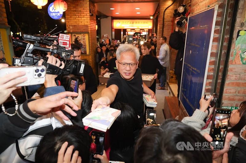 輝達（NVIDIA）執行長黃仁勳（中）31日晚間在台北宴請台灣供應鏈夥伴高層，用餐途中還一度走出店外，親自發放餐盒給現場媒體、群眾。&nbsp;&nbsp;&nbsp;圖:中央社提供