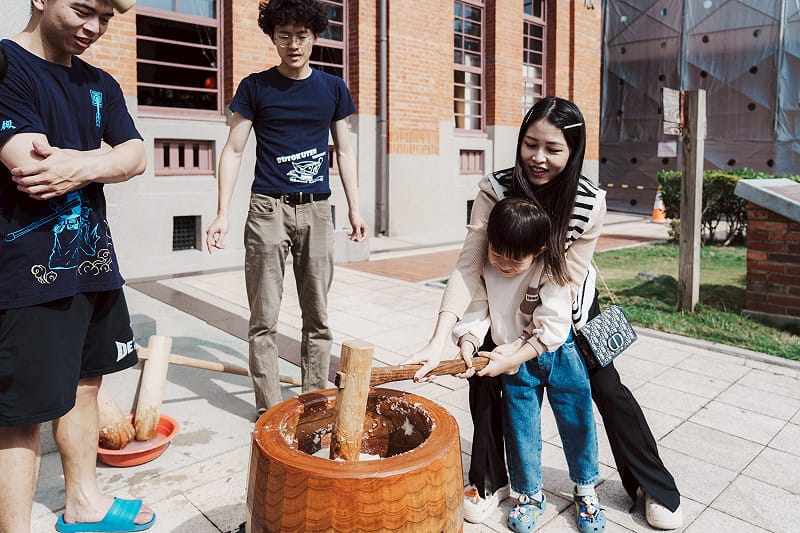 武德殿「祈願祭」提供親子搗麻糬活動。&nbsp;&nbsp;&nbsp;圖：高雄市文化局/提供