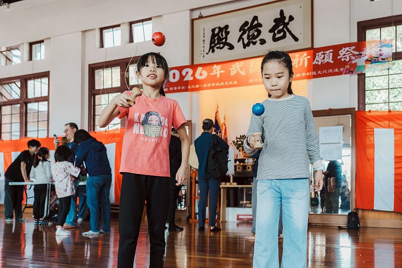 現場小朋友挑戰日式童玩劍玉。&nbsp;&nbsp;&nbsp;圖：高雄市文化局/提供