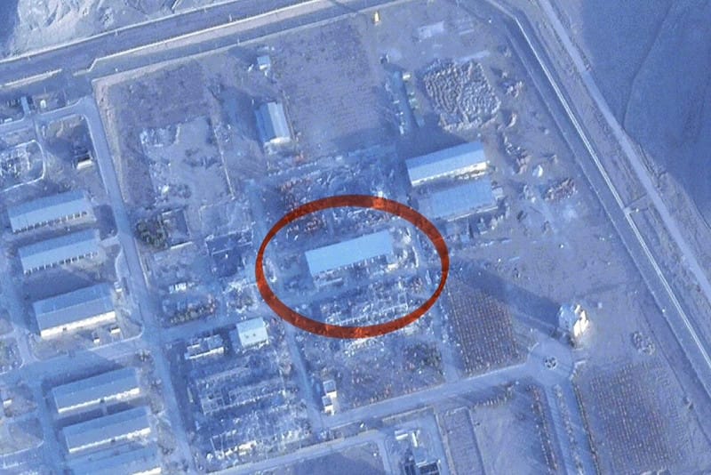  去年 6 月遭美軍 B-2 轟炸機重創的納坦茲與伊斯法罕設施，屋頂修復工程已悄然完工。 圖：翻攝自 X 