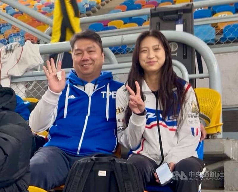 台灣擊劍選手林雨潔（右）接受教練李俊徵（左）專業訓練，1月29日在2026青少年銳劍世界盃埃及站摘金。中央社記者施婉清開羅攝 115年2月1日&nbsp;&nbsp;&nbsp;