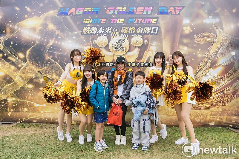 中信兄弟啦啦隊 Passion Sisters 現場近距離互動。&nbsp;&nbsp;&nbsp;圖：唐復年/攝