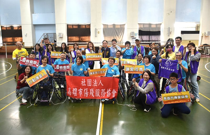 高雄市傳愛協會提早送來大禮，捐贈翔鷹羽球隊過年物資箱及輪椅外胎。&nbsp;&nbsp;&nbsp;圖：孫家銘攝