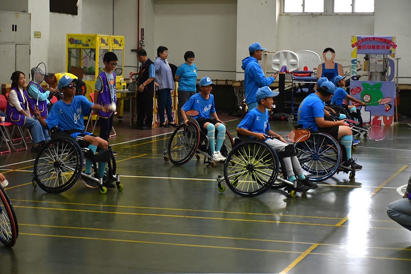 鼓岩國小棒球隊小球員坐上輪椅體驗傷殘人士永不放棄的精神。&nbsp;&nbsp;&nbsp;圖：孫家銘攝