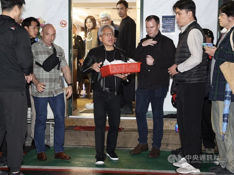 輝達（NVIDIA）執行長黃仁勳（前中）1日傍晚在台北鄒記食舖與台積電董事長暨總裁魏哲家等高層餐敘，兩度到門口發送紅豆餅給媒體與民眾。&nbsp;&nbsp;&nbsp;圖:中央社提供