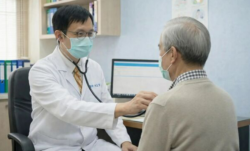 大千綜合醫院胸腔內科醫師林孟賢特別提醒，咳嗽2週以上別輕忽。（圖為林孟賢醫師看診）&nbsp;&nbsp;&nbsp;圖：大千綜合醫院／提供