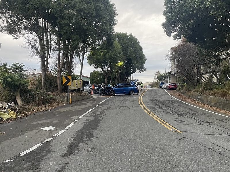 苗栗縣警局大湖分局2日指出，徐姓男子駕駛自小客車（藍色車輛）沿苗52線往鯉魚潭水庫行駛，疑跨越雙黃線行駛至對向車道，迎面撞擊對向車道自小客車，造成兩車駕駛及乘客共4人受傷送醫。（警方提供）中央社記者管瑞平傳真　115年2月2日&nbsp;&nbsp;&nbsp;