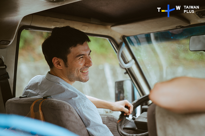  鳳小岳回憶，片中使用的廂型車有一些年紀，也有一些個性，拍攝第一天的第一顆鏡頭，它就現場直接拋錨，必須邊拍、邊跟這台車找到相處方式，「我覺得非常有意思，很喜歡。」 圖：TaiwanPlus提供 