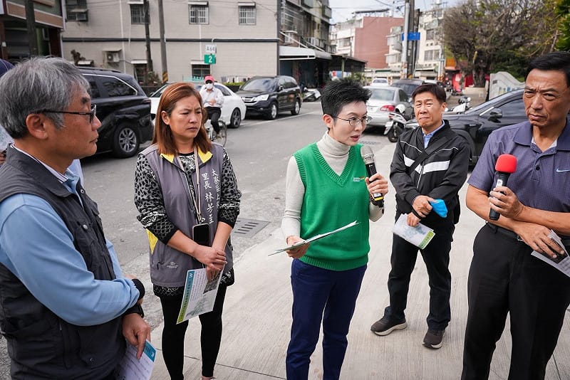 林岱樺(中)主動召集相關單位會勘研議，針對「黑板樹移除與更換樹種」達成具體時程與作法共識。&nbsp;&nbsp;&nbsp;圖：林岱樺辦公室/提供
