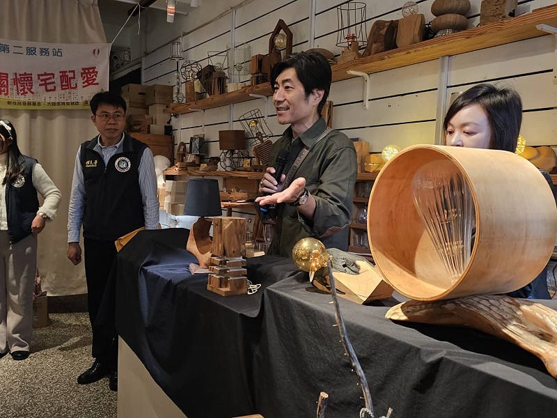  來自香港的新住民創作者黎家榮，21歲來台發展，歷經多元領域洗禮，最終在台中落地生根。 圖：移民署 / 提供 