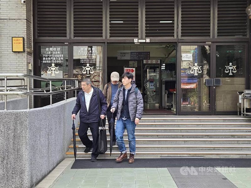 涉罷免民進黨山地原住民立委伍麗華不實連署案，國民黨組發會編審柯達昱（後）以及志工團長萬培傑（前左）出庭。兩人均表示，對抄寫行為造成的社會影響表達歉意。中央社記者黃郁菁攝　115年2月2日&nbsp;&nbsp;&nbsp;