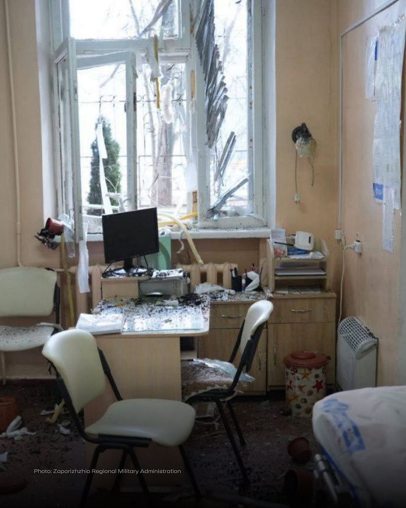 烏克蘭駐北約代表團 1 日表示，札波羅熱的一家婦產科醫院遭俄軍無人機襲擊，至少 6 人受傷，數小時後醫院再次遭攻擊，另有至少 3 人受傷，包括一名四歲男童。&nbsp;&nbsp;&nbsp;圖:翻攝自X帳號@UKRinNATO