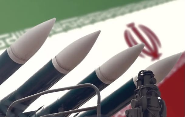 另外，有專家分析認為，川普決定對伊朗動手的原因可能與盟友遊說、轉移國內矛盾以及為加薩和平委員會「立威」等多項因素有關。&nbsp;&nbsp;&nbsp;圖：翻攝自 騰訊網 蘇浩教授