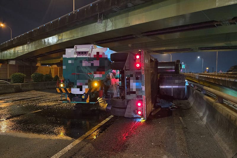 國道1號南向台南市仁德區路段2日傍晚發生全聯結車與槽罐車事故，造成槽罐車載運的汽油洩漏，全聯結車載運鋼捲翻落、後板架側翻。（警方提供）中央社記者楊思瑞台南傳真　115年2月2日&nbsp;&nbsp;&nbsp;