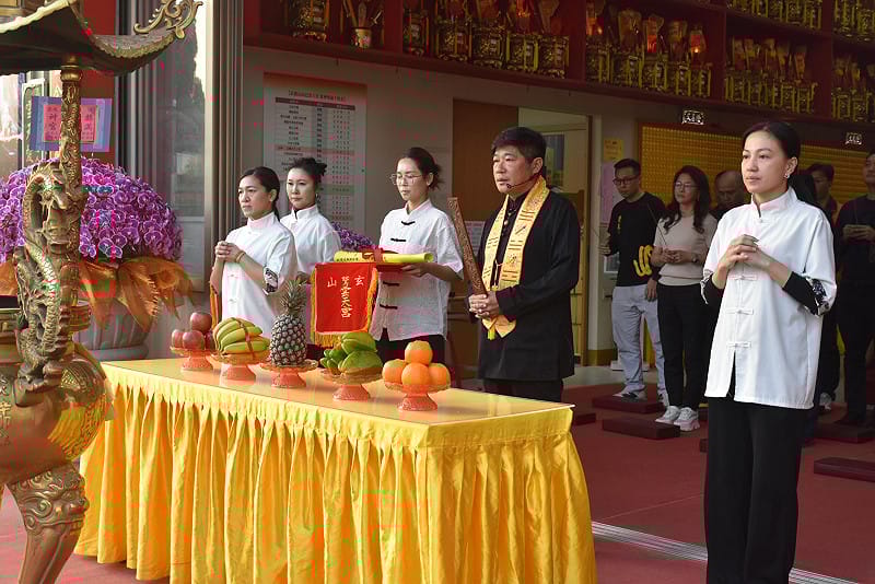 秉告關聖帝君將祈求丙午年「國運籤」。&nbsp;&nbsp;&nbsp;圖：孫家銘攝