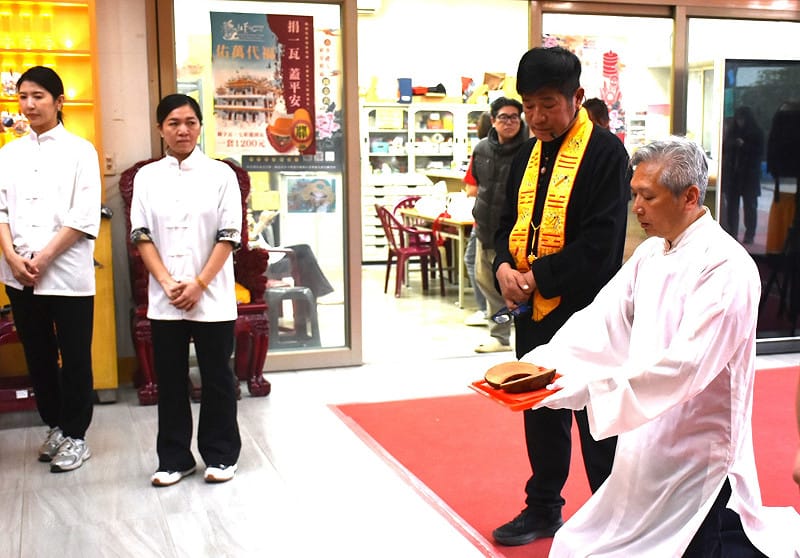 值班爐主負責擲筊，由關聖帝君決定丙午年「國運籤」。&nbsp;&nbsp;&nbsp;圖：孫家銘攝