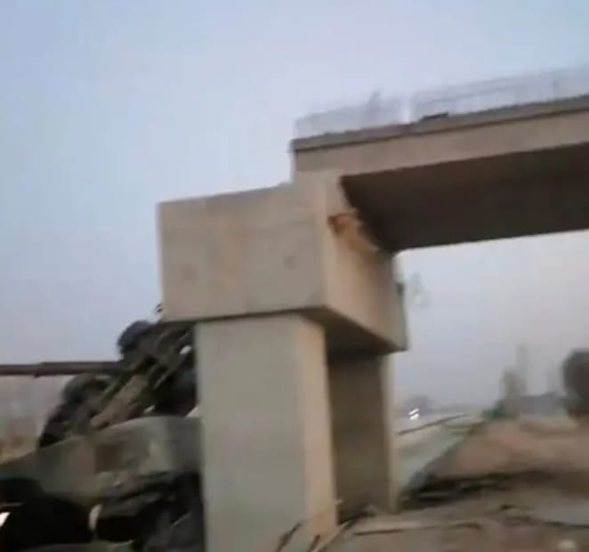 江蘇鹽城興建中月港大橋坍塌處。 圖 : 翻攝自大風新聞 江蘇鹽城興建中月港大橋坍塌處。 圖 : 翻攝自大風新聞