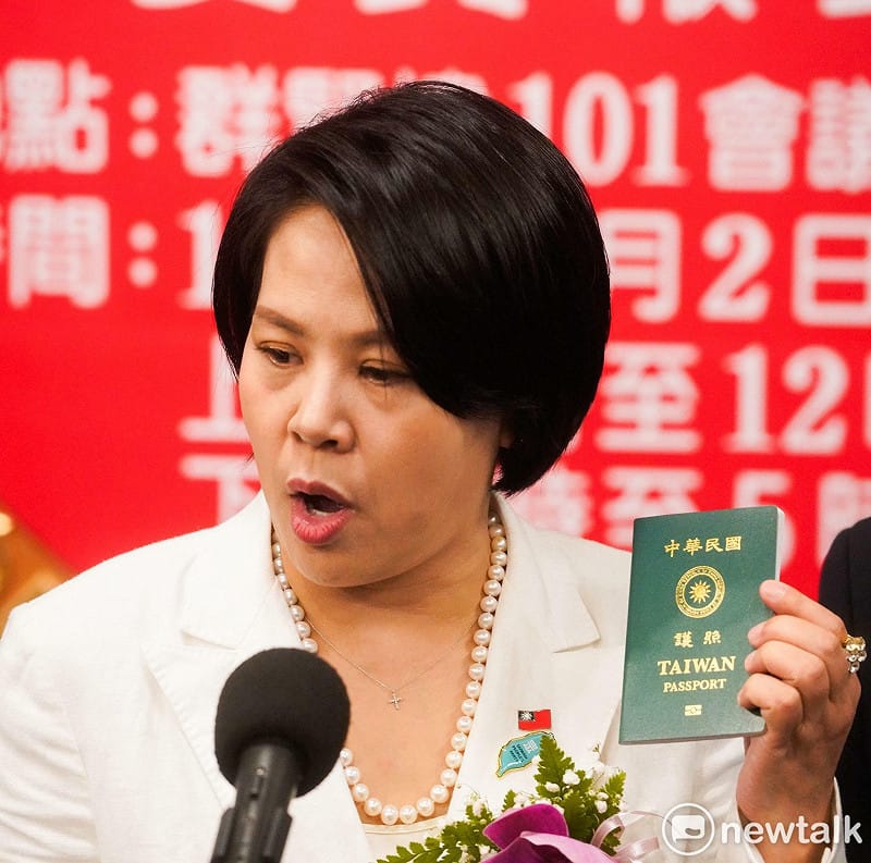 李貞秀拿出自己的中華民國護照。&nbsp;&nbsp;&nbsp;圖：張良一/攝