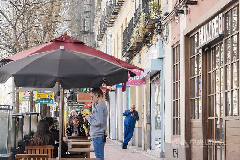 西班牙耶誕假期後失業潮湧現，2026年1月就業人數較前一個月銳減逾27萬人，是2012年來最糟紀錄，其中又以觀光餐飲業和零售業受波及程度最劇烈。圖為馬德里市區正在為客人點餐的餐廳服務生。中央社記者胡家綺馬德里攝 115年2月3日&nbsp;&nbsp;&nbsp;圖：中央社提供