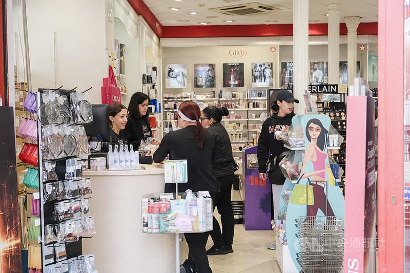 西班牙耶誕假期後季節性失業潮湧現，對女性影響大於男性，2026年1月流失的女性就業人數超過14萬1000人，男性則減少逾12萬9000人。圖為馬德里市區正在為客人結帳的美妝店店員。中央社記者胡家綺馬德里攝 115年2月3日&nbsp;&nbsp;&nbsp;圖：中央社提供