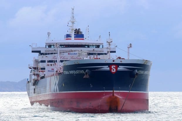  六艘伊朗革命衛隊武裝快艇在荷姆茲海峽包圍了懸掛美國國旗的油輪「史丹納號」（Stena Imperative）。 圖：翻攝自 X 