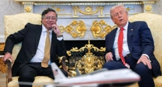 美國總統川普(右) 在白宮接見哥倫比亞總統佩特羅。&nbsp;&nbsp;&nbsp;圖 : 翻攝自新華社