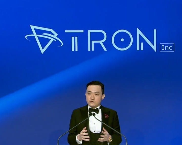 爆料稱，曾穎自述為孫宇晨早期女友，並指控在 TRX 發展初期，曾透過多名員工身份與多支手機註冊多個交易所帳戶，在幣安等平台進行協同交易操作，人為推升幣價，並在 2017 年底至 2018 年初期間集中拋售，對散戶投資人造成損失。&nbsp;&nbsp;&nbsp;圖:翻攝自X帳號@xinwendiaocha