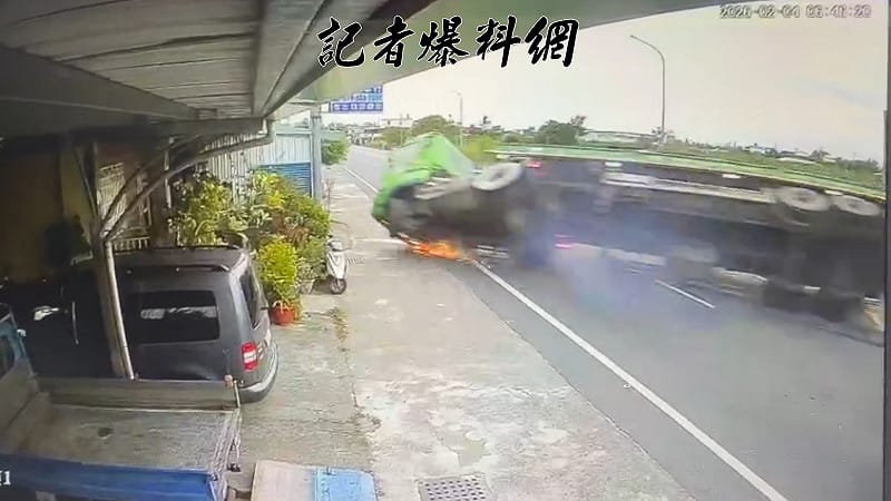 台東一輛拖板車失控滑行，橫越車道後猛烈撞擊路旁民宅。&nbsp;&nbsp;&nbsp;圖：翻攝自臉書記者爆料網
