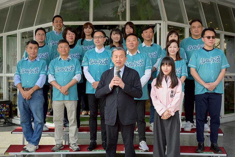 王定宇(前左)、黃捷(前右)領軍高雄湧言會「17人團結戰隊」聯合登記。&nbsp;&nbsp;&nbsp;圖：湧言會/提供