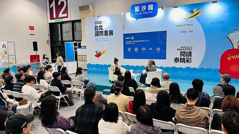 排灣族作家利格拉樂·阿(女烏)於台北國際書展藍沙龍帶來新書《隱隱微光》分享，現場座無虛席。&nbsp;&nbsp;&nbsp;圖：國家人權博物館提供