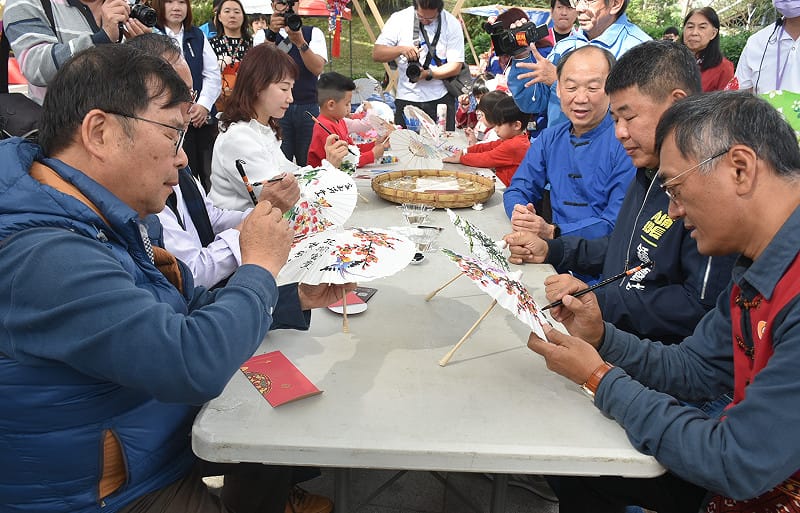 記者會來賓與小朋友一起體驗「六堆有藝思手作DIY」彩繪油紙傘。&nbsp;&nbsp;&nbsp;圖：孫家銘攝