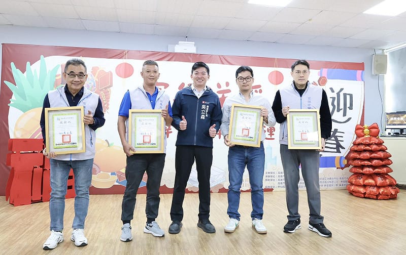 吳立森(中)致贈感謝狀嘉許高雄市餐盒工會為偏鄉家庭送年菜。&nbsp;&nbsp;&nbsp;圖：高雄市教育局/提供