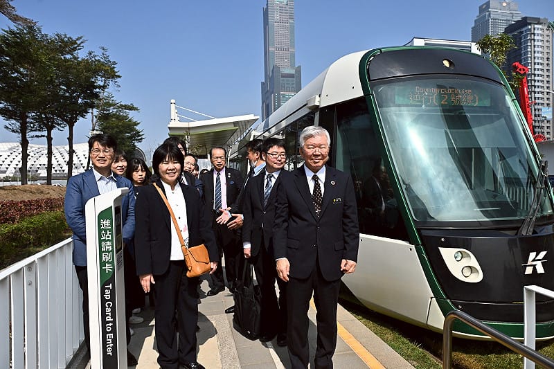 沖繩縣訪團搭乘高雄輕軌。&nbsp;&nbsp;&nbsp;圖：高雄市行國處/提供