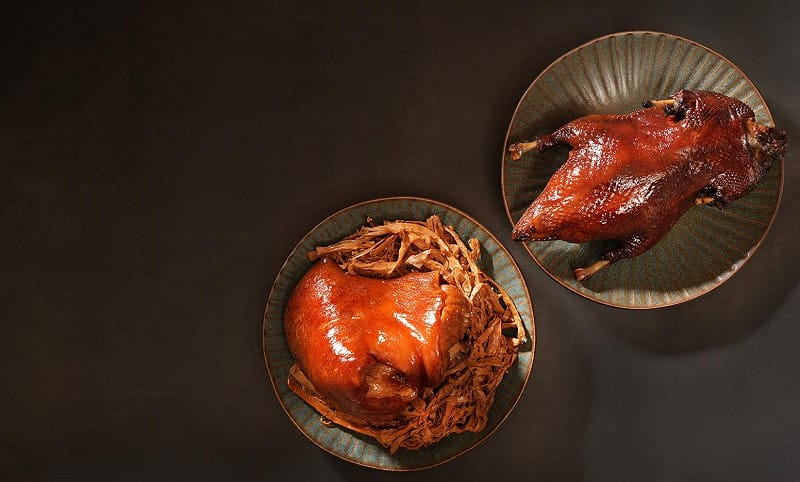 李崗將私房料理「老北京醬鴨」與「筍絲蹄膀」搬上家家戶戶餐桌。&nbsp;&nbsp;&nbsp;圖：李家宴／提供