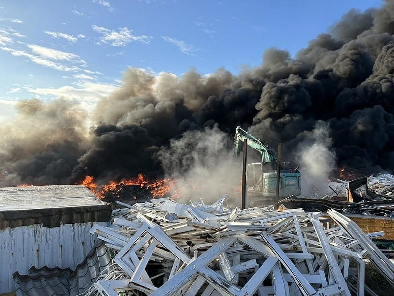 澎湖縣白沙鄉岐頭村一處資源回收場5日上午起火燃燒，冒出大量黑煙，澎湖縣消防局獲報出動人車前往灌救。（澎湖縣消防局提供）中央社  115年2月5日&nbsp;&nbsp;&nbsp;
